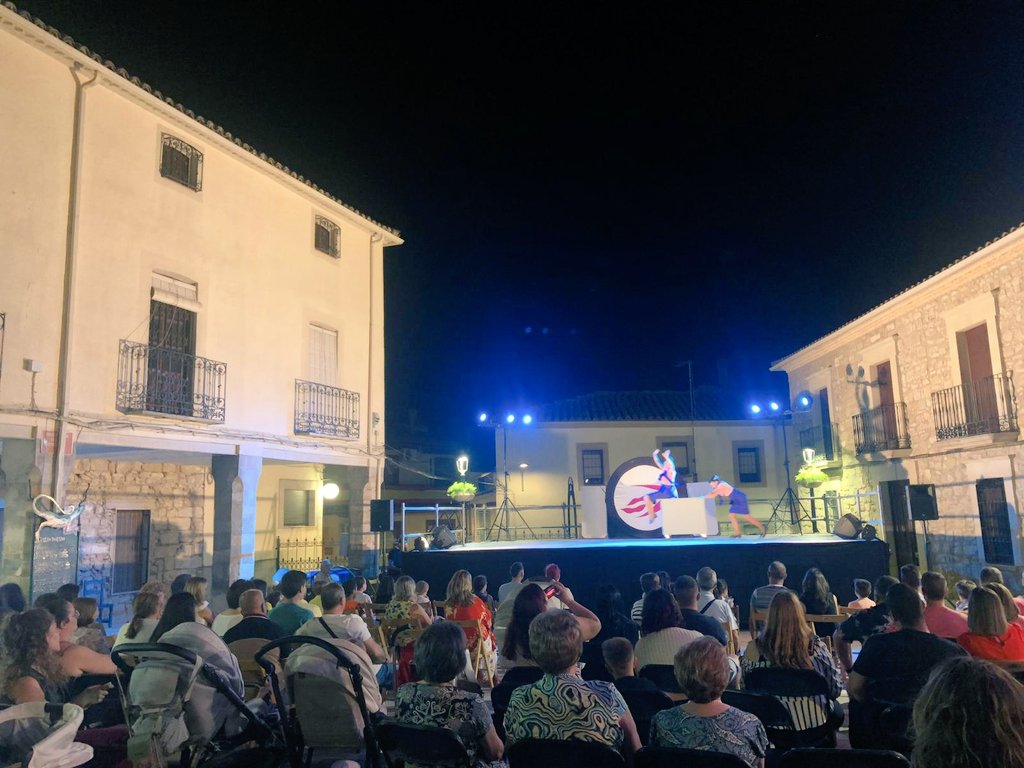 📸Super arropados por el público terminamos el festival en compañía del espectáculo ”La querida"🛫

👏Gracias a tod@s los que nos habéis acompañado en esta segunda edición💀

#engañaralaparca #circo #fiestademozos #Rus #teatro #espectaculo