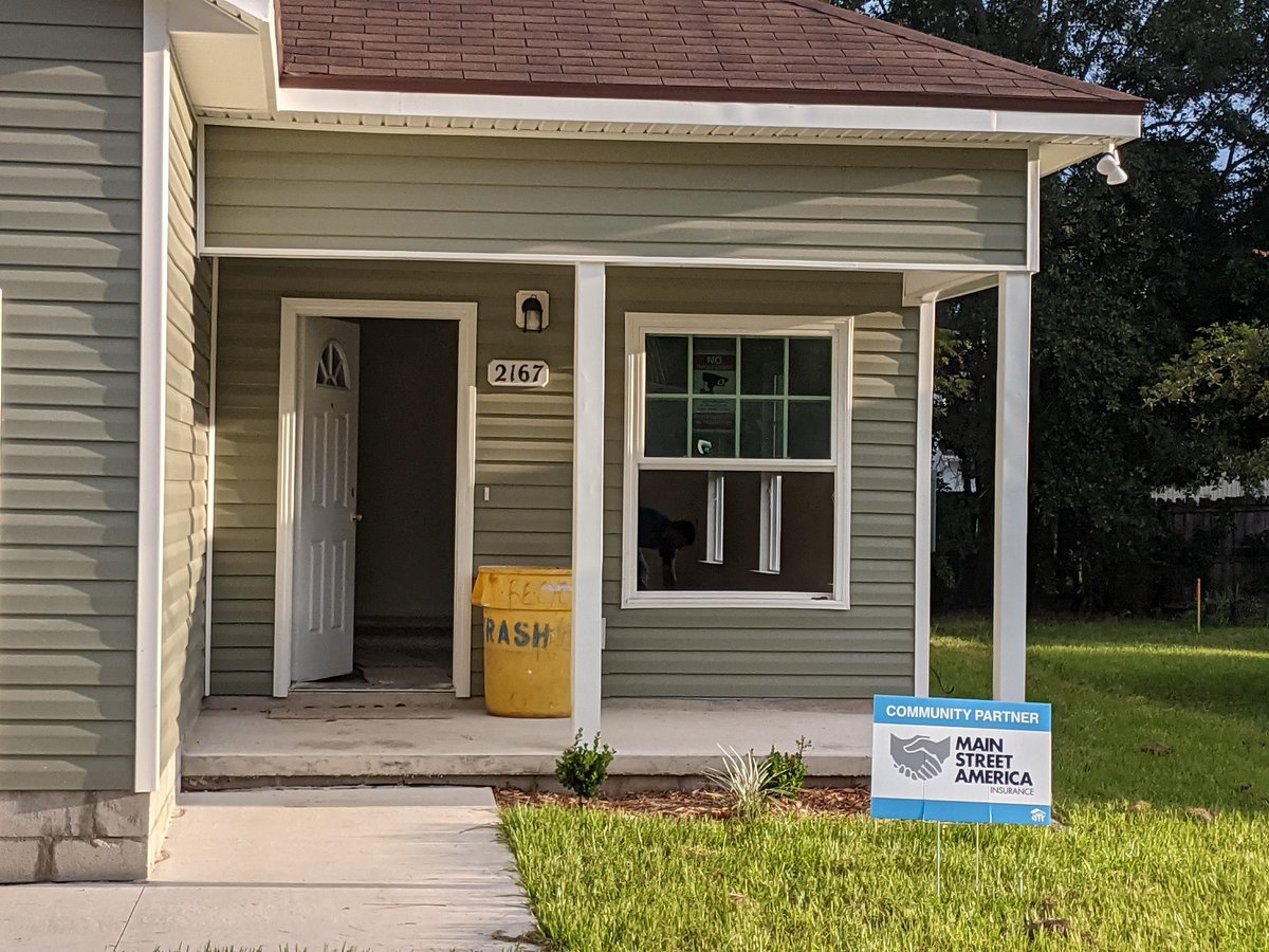 joeypatterson's tweet photo. Today I participated in a @HabiJax house build with coworkers from @amfam and @msa_ins. I hung a window blind and installed two bathroom mirrors. It was fun seeing @AmFamChris, @buckybruno, @KimLawNoles, @Pri_isme, @SteveGerrish and many others. #iwork4amfam #oneamfam #themsaway https://t.co/Wclzc26LPO