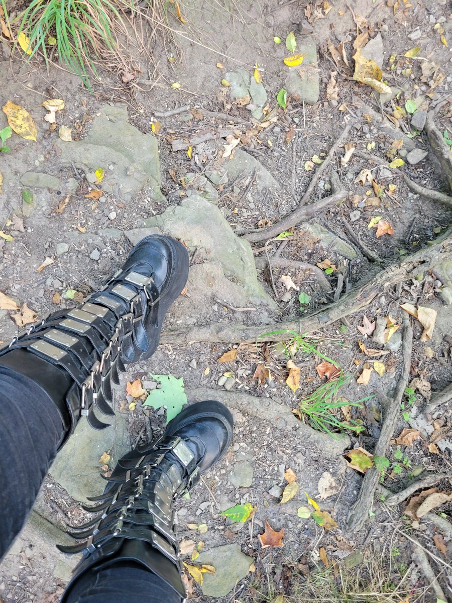 KyuuTpie's tweet photo. Took these bitches off reading 2/10 would not recommend. Was looking for a ghost town. #gothinthewild https://t.co/lM5qZxzfbE