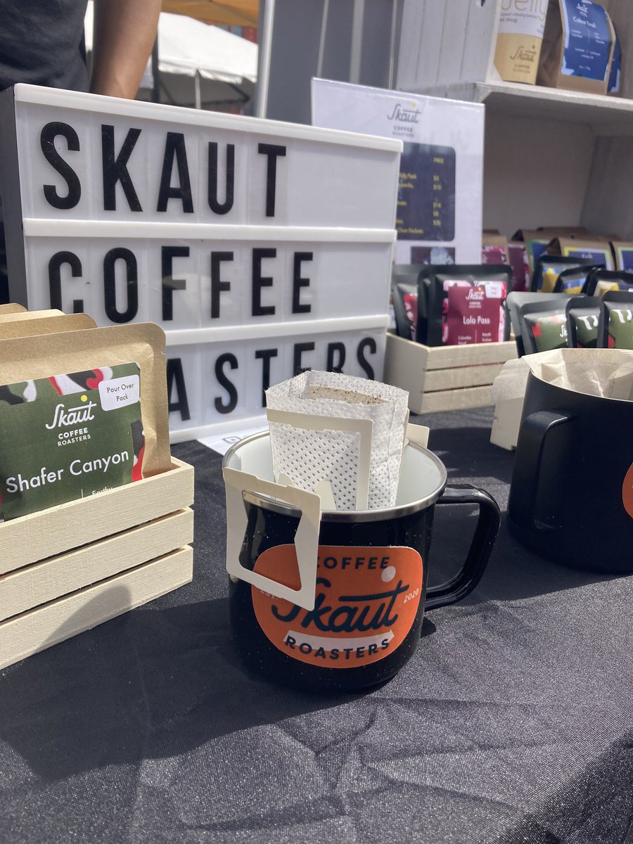pregamehq's tweet photo. Oregon AF is lit and it’s not too late to get here!! Sample 40+ new local food brands in one dope market - now till 6pm! @oenorg #oregonAF https://t.co/Fm1LRwn5gA