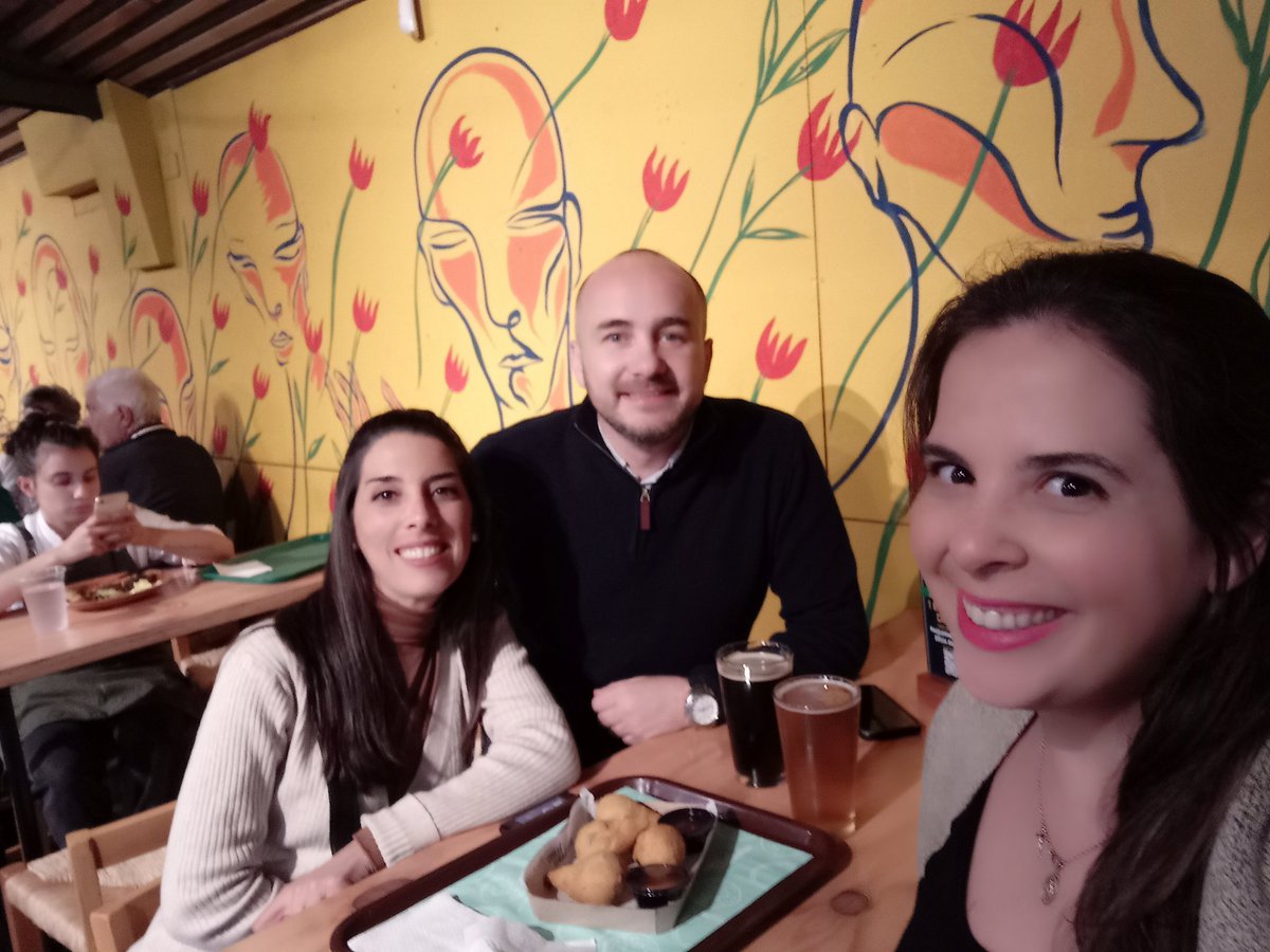 VirginiaYemini's tweet photo. Hoje teve semana do Brasil no @MercadoFerrando com meus irmãos @manoyeci e @Fluruguayo . Degustação de coxinhas, cerveja e muita música! https://t.co/lxBQRXEHVs