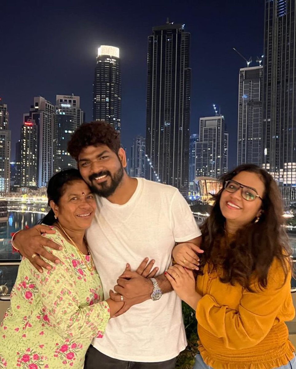 NayantharaU's tweet image. Happiest birthday to the Super special Wikki @VigneshShivN 🎂 Stay Blessed always😇 #GodBlessU #HBDVigneshShivN