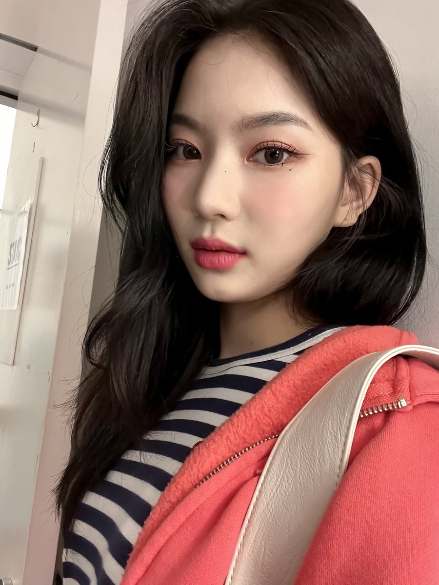 staiycsa's tweet photo. ㅤㅤ
ㅤㅤㅤㅤ ㅤㅤㅤ    ♛
ㅤㅤㅤㅤㅤㅤㅤㅤㅤㅤㅤ                        
    아ㅤa naughty yet kind-hearted soul 
    이ㅤwith tons of charms to captivate you 
    사ㅤcall her, 𝐈𝐒𝐀 𝐋𝐄𝐄.
     
                       ━ ━ ━ ━ ━    ㅤ  ㅤㅤㅤㅤㅤㅤㅤㅤㅤ
ㅤㅤㅤㅤㅤ https://t.co/2UixDv8EfC