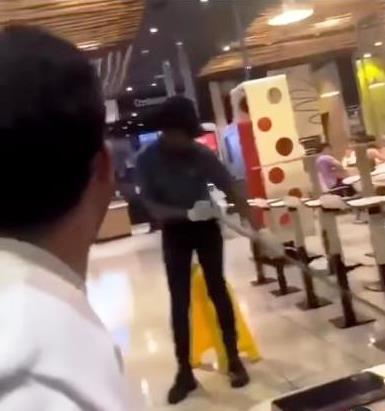 habichuelablack's tweet image. Hilo de los maltratadores, clasistas y aporófobos de Maria Alejandra Berges Genaoy su hermano Jean Berges Genao junto con su amiga Camila Hermandez Torres a una colaboradora de McDonalds.

Han eliminado y/o cambiado sus username de las redes sociales pero... tenemo' planta.