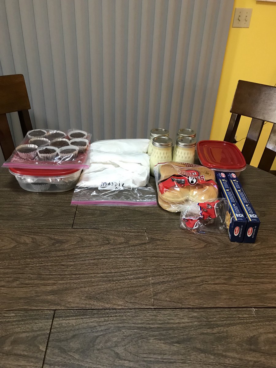 topfanfor32's tweet photo. Road Trip to A2.
6 lbs cooked bacon ✅
4 jars alfredo sauce✅
2 boxes pasta ✅
2 lbs of sloppy joes✅
3 doz brownies ✅
#imbetterthanDoorDash
#gettingreadyfortheseason
#GOBLUE 💛💙〽️🏀 https://t.co/EdViXX1JB3