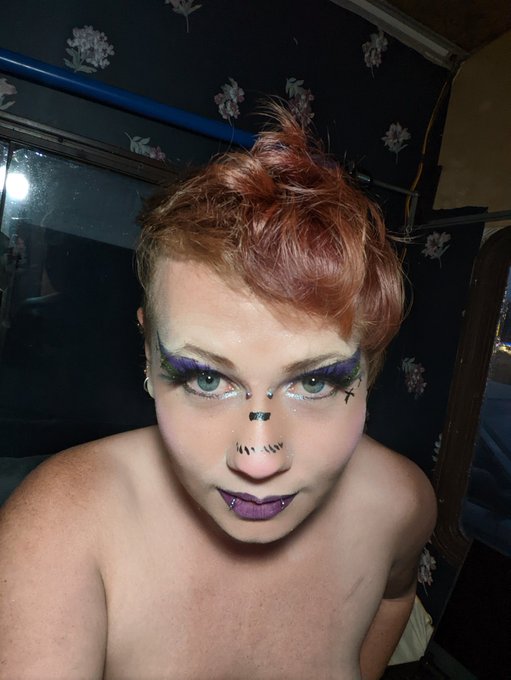 Did my makeup and God damn, I actually kinda like it. https://t.co/b8XvJlubyI