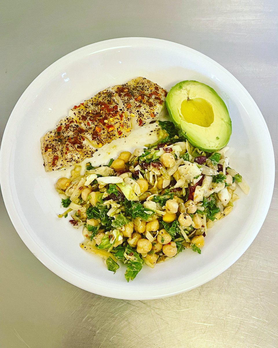 MesaEmillio1's tweet photo. Itโs #dinnertime w/a #salad full of red cabbage, kale, Brussels sprouts & chickpeas in a #mustarddijon #vinaigrette & #bakedcodfish in olive oil, s&p, chili flakes & garlic with #avocado #homechef #healthyfoodporn #deliciousfood #simplerecipes #yummy #thehost #writerandhost https://t.co/RjGUVt94aH