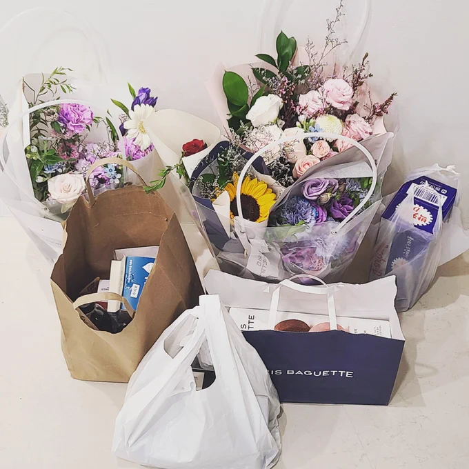 공지 잘못 써서 다시올려요 어제 와주셔서 너무 감사했습니다. 다음주랑 다다음주도 잘 부탁드려요.그리고 렌티큘러 상품에 하자가 있어서 이미구매해주신 분들은 매니저님께 (010 8957 7964) 연락 주시면 올바른 상품으로 새로 보내드리겠습니다. 뒷면에 싸인 받으셨다면 그것도 말해주세요  