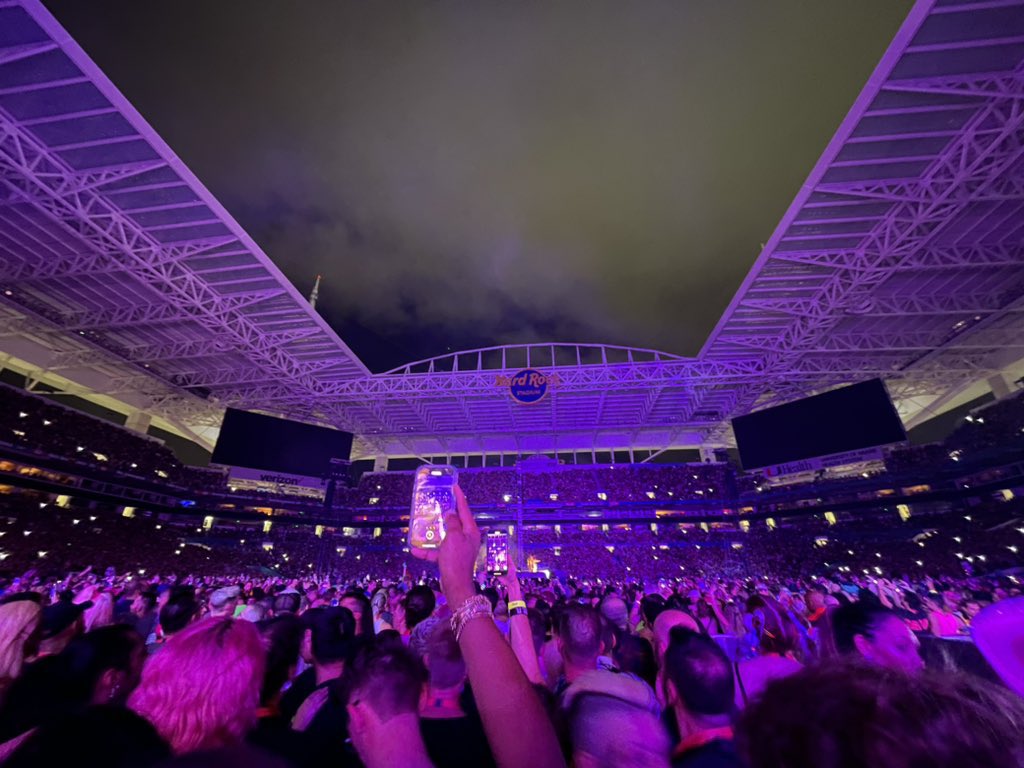 LGUpdatesAR's tweet photo. اليوم نودع كوكب كروماتيكا رسمياً ونعود للأرض بعد رحلة مدتها سنتين 2020-2022 أهم إنجازاتها : 

- البوم المركز الأول. 
- أغنية المركز الأول.
- جائزة قرامي.
- جولة في ملاعب ضخمة بيعت تذاكرها بالكامل.

وداعاً إيرا كروماتيكا 💜⚔️ https://t.co/oE70i0yF03