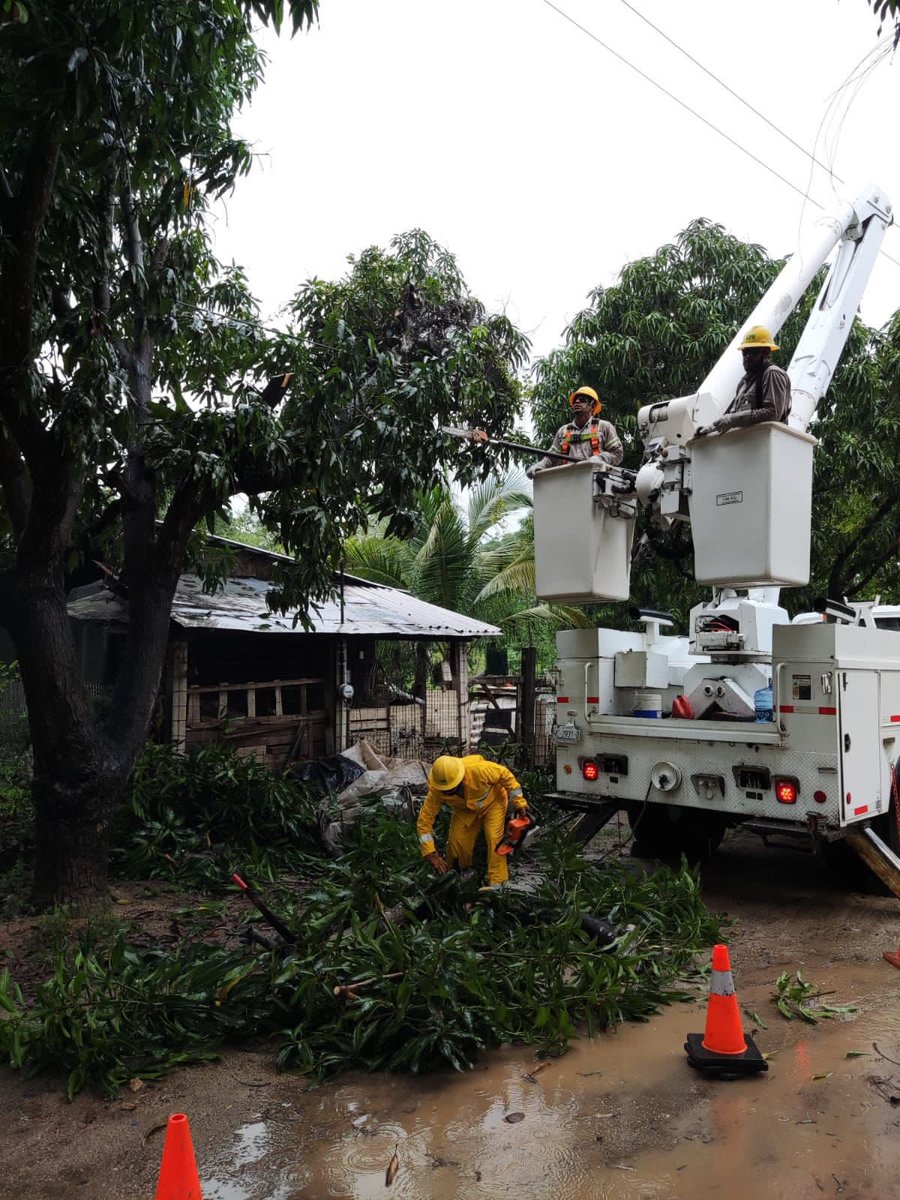 CFEmx's tweet photo. #CFEInforma | La CFE ha restablecido el suministro eléctrico al 99% de los usuarios afectados por el paso de la tormenta tropical Lester en Guerrero. https://t.co/fnebEGz4zW https://t.co/0PrWvaruZ7