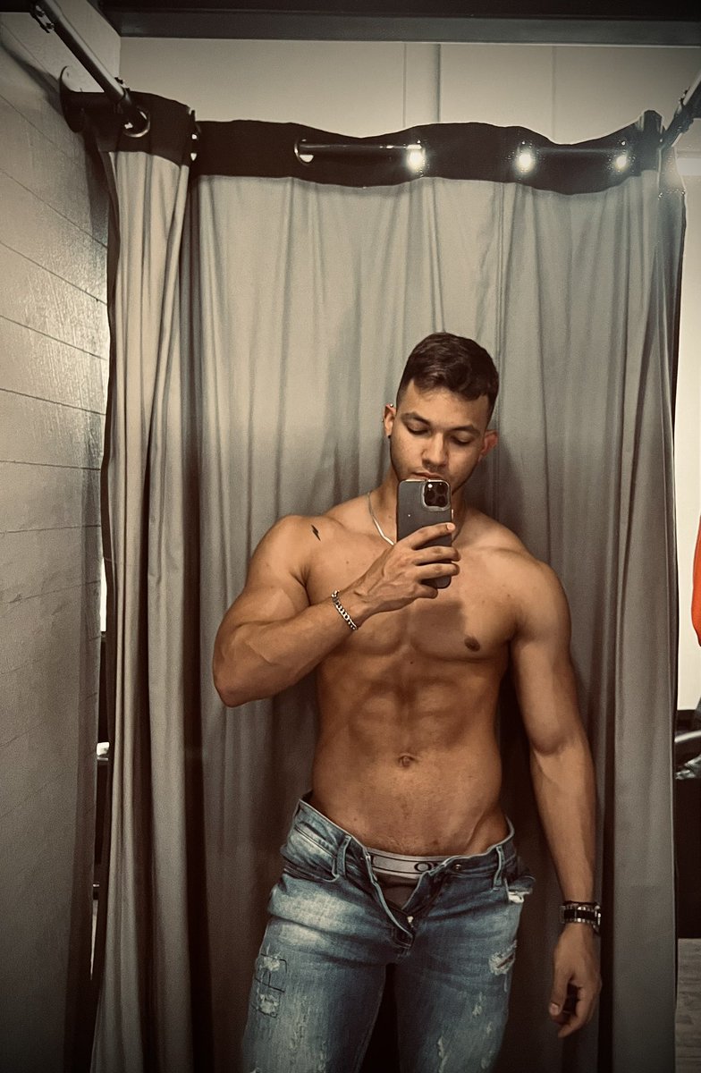 juanda6799's tweet photo. Old pic … don’t worry for me haha 🤪 🤯 https://t.co/YR3hmhIJKY