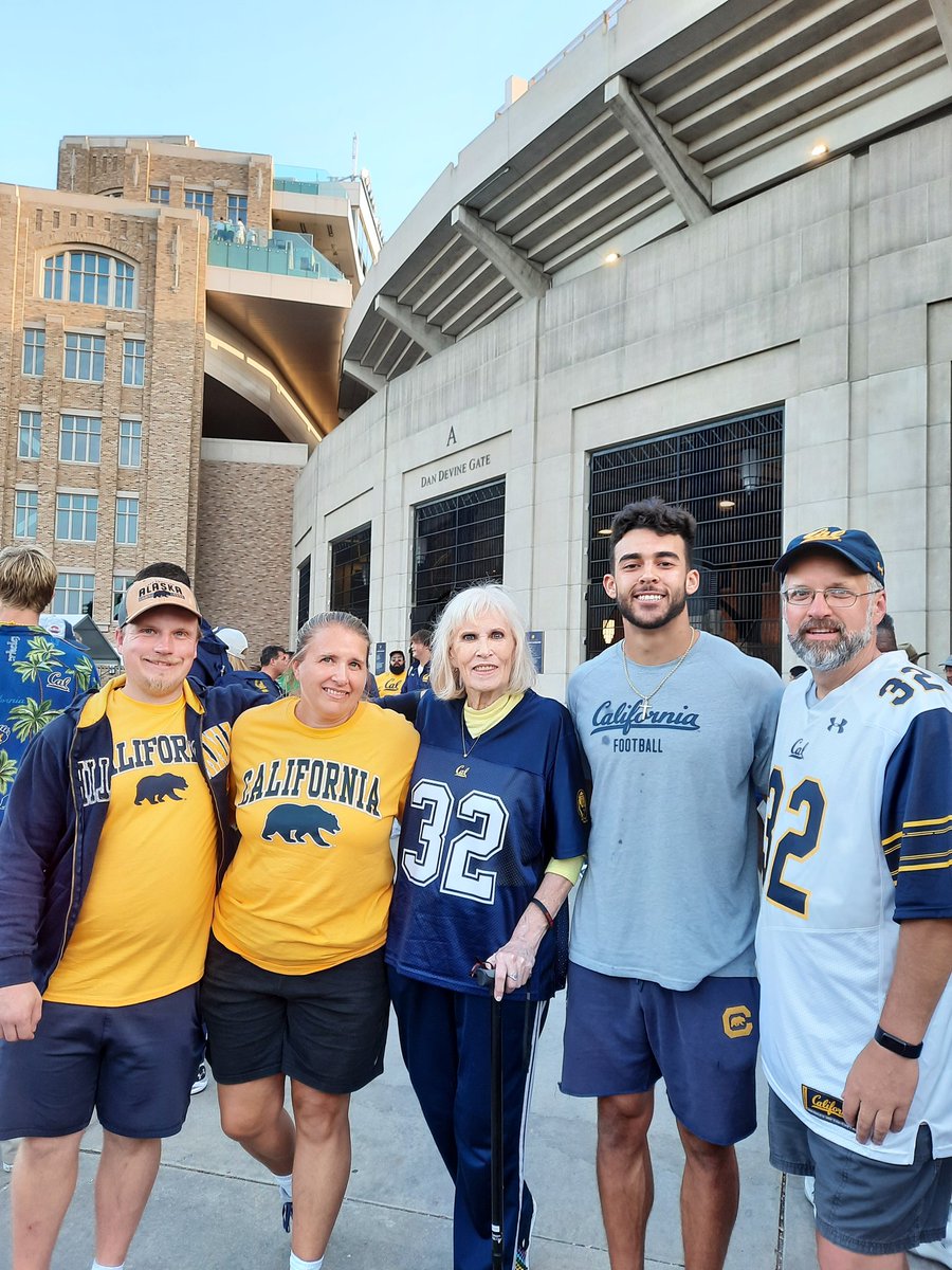cschessnews's tweet photo. Went to @CalFootball at @NDFootball to see @theDScott7 and enter #saturdaysnacksentry ! https://t.co/bRqJzTjczt