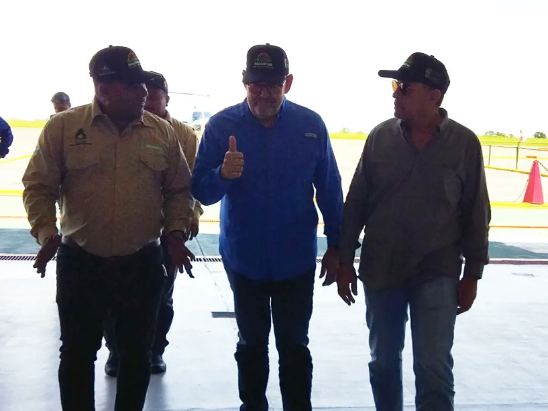 maderas_bolivar's tweet photo. #Hoy junto al gob. @amarcanopsuv, se realizó sobrevuelo de inspección a la unidad de producción CVG, en la reserva forestal Imataca, con el fin de observar el área aprovechable.

Planificando el desarrollo agrícola, pecuario y maderero en nuestro estado Bolívar.

#BolìvarRenace. https://t.co/4psI4iyuAz