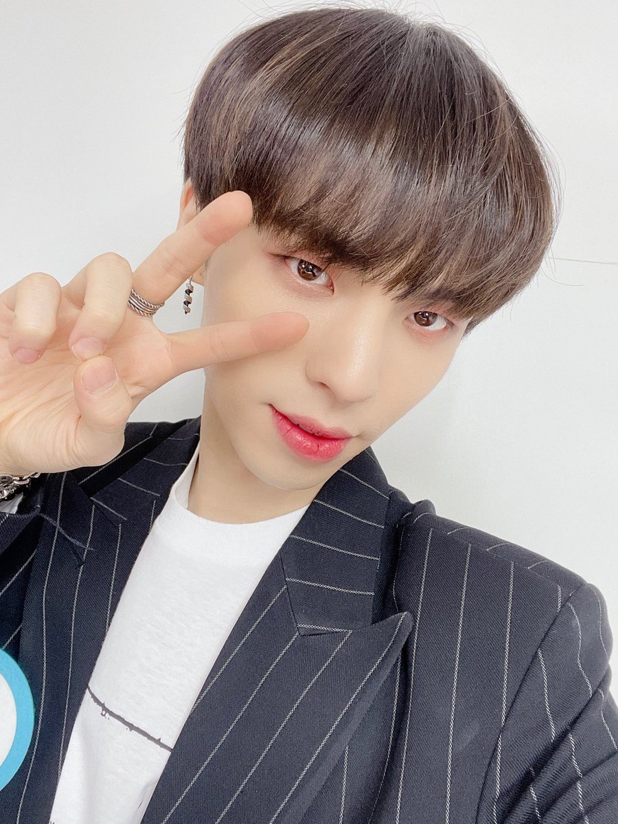 ClXTWT_'s tweet photo. ⠀  · ⠀ ¿   ⠀(   ⠀𝗡𝗮𝗼   ⠀)   ⠀ ki   ⠀♡͟     ⠀𝐧𝐞𝐰   ⠀☄️   ⠀əve𝕟𝕥 @BL4CKG0LD_RP

El season greeting #𝖂·毒液·𝕮ollection que definitivamente Naoki no iba a perderse por eso vino a mostrar su #𝑟ed終𝚟er con mucha emoción https://t.co/WxVOKWu4sI
