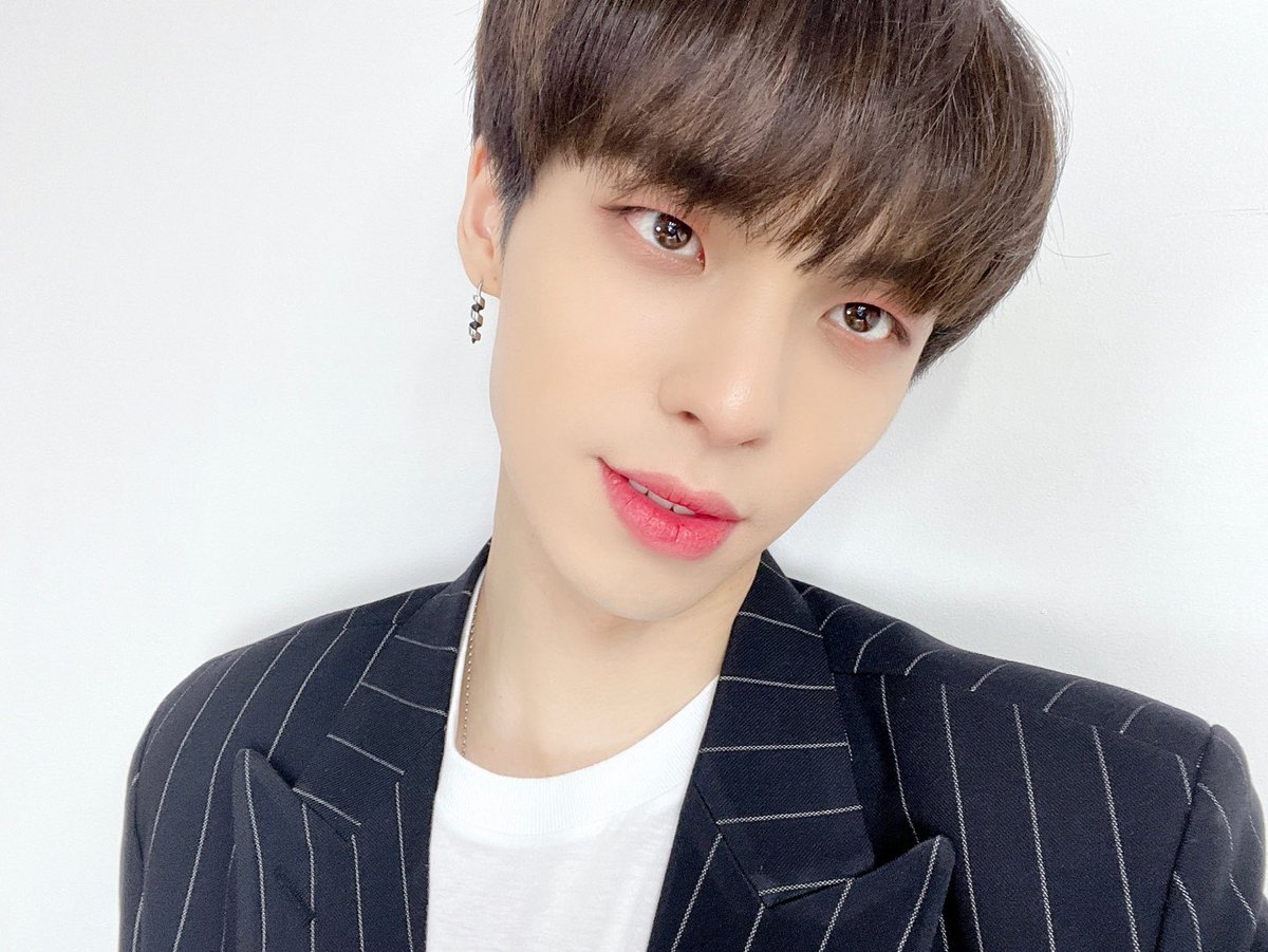 ClXTWT_'s tweet photo. ⠀  · ⠀ ¿   ⠀(   ⠀𝗡𝗮𝗼   ⠀)   ⠀ ki   ⠀♡͟     ⠀𝐧𝐞𝐰   ⠀☄️   ⠀əve𝕟𝕥 @BL4CKG0LD_RP

El season greeting #𝖂·毒液·𝕮ollection que definitivamente Naoki no iba a perderse por eso vino a mostrar su #𝑟ed終𝚟er con mucha emoción https://t.co/WxVOKWu4sI