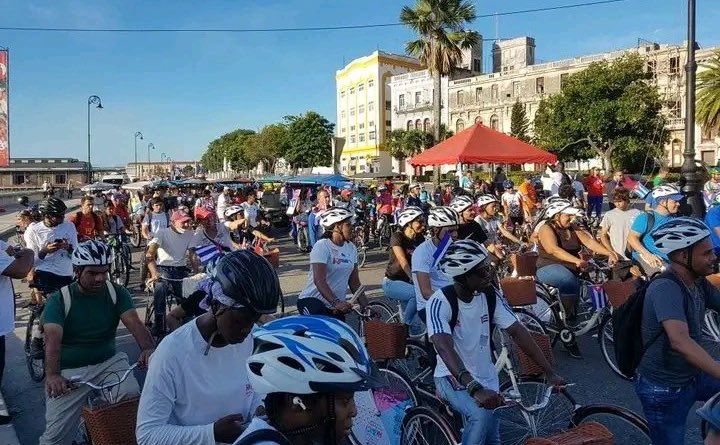 DrRobertoMOjeda's tweet photo. Emociona ver las imágenes de la caravana por el #CódigoSí convocada por @UJCdeCuba en #Cuba. #YoVotoSí #CubaEsAmor @DiazCanelB https://t.co/tposBfhtjn