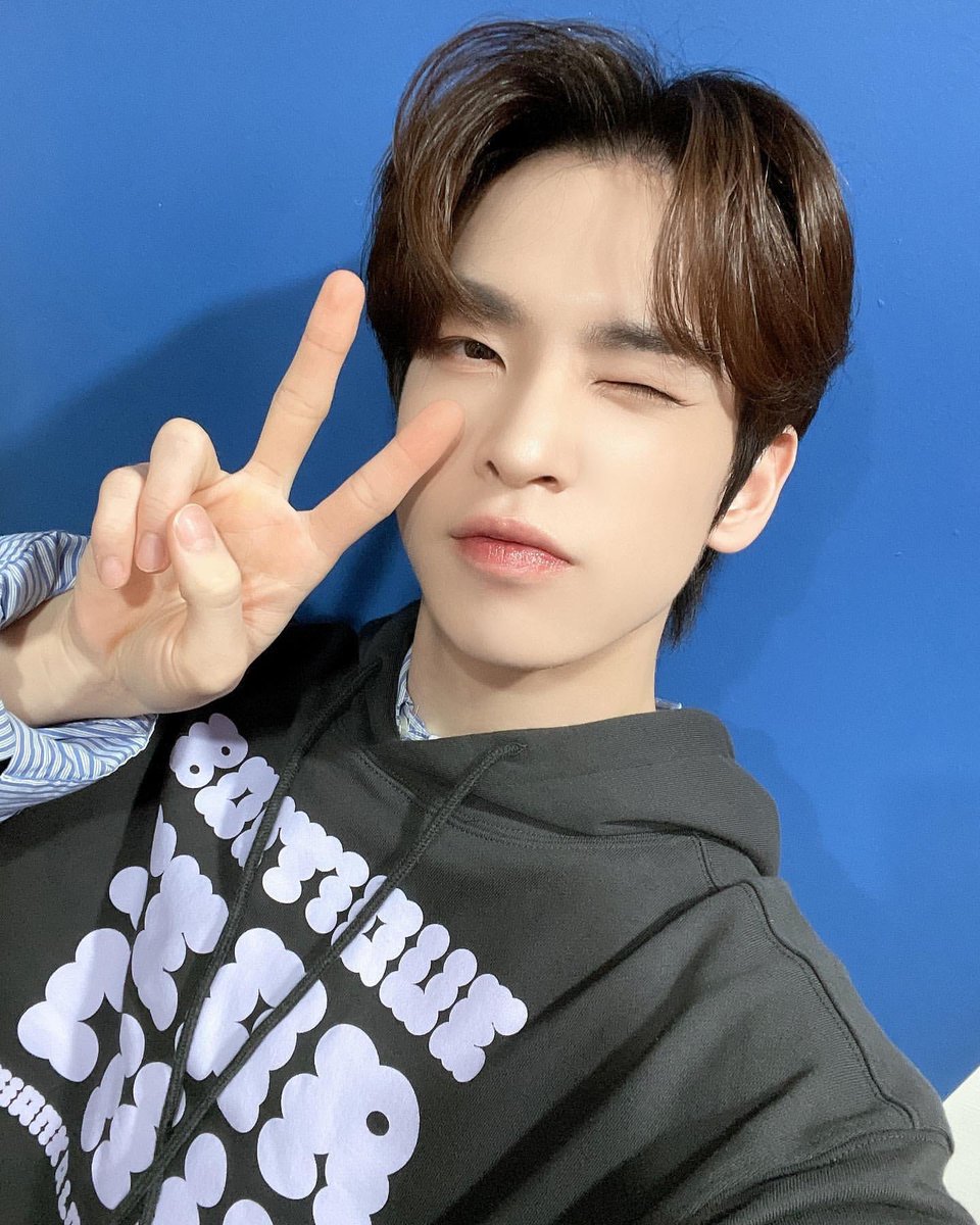 ArabCravity1's tweet image. [ تحديث ] — 220917 
تحديث حساب كرافيتي الرسمي عبر الانستقرام~

[#C_LOUD] 220917 
كرافيتي #Searchit حدث توقيع المعجبين
@ searchit.official

#CRAVITY
#NEW_WAVE 
#PARTY_ROCK 

@CRAVITYstarship 
-A