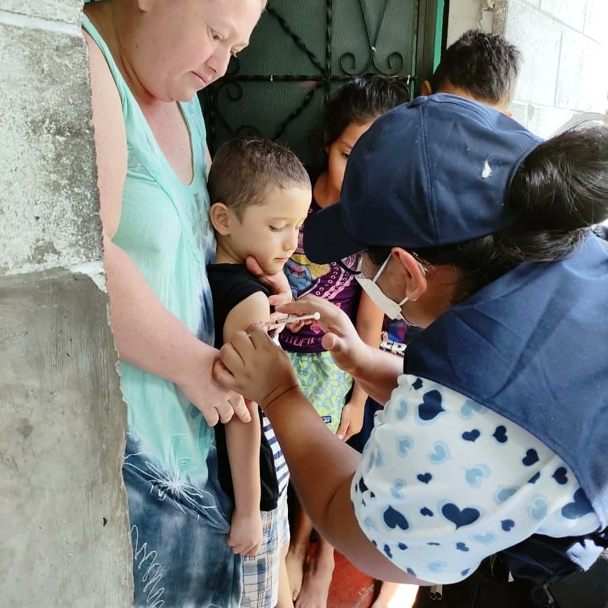 MonicaAyalaGue1's tweet photo. En el @isss_gob_sv continuamos trabajando para salvaguardar la vida de los salvadoreños, llegando casa por casa, para garantizar el acceso a nuestros niños a su esquema de vacunación contra Sarampión, Paperas y Rubéola (SPR) y contra la Poliomielitis Trivalente (OPV).  #NuevoISSS https://t.co/Xuj14j7QJY