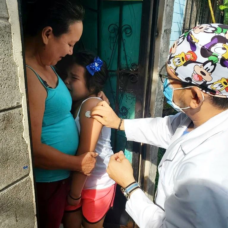MonicaAyalaGue1's tweet photo. En el @isss_gob_sv continuamos trabajando para salvaguardar la vida de los salvadoreños, llegando casa por casa, para garantizar el acceso a nuestros niños a su esquema de vacunación contra Sarampión, Paperas y Rubéola (SPR) y contra la Poliomielitis Trivalente (OPV).  #NuevoISSS https://t.co/Xuj14j7QJY