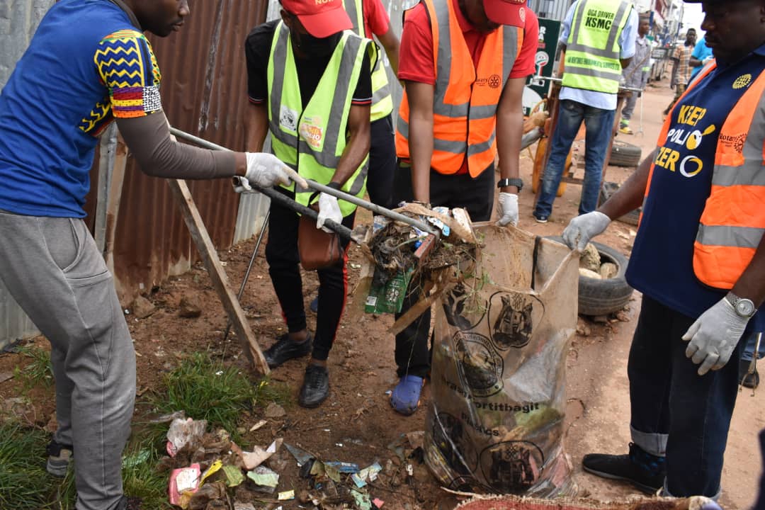Rotaract9125NG's tweet photo. Rotaract Zone B in synergy with D9125,celebrated the WORLD CLEAN UP day by joining the ONE ZONE ONE MARKET CLEAN UP project cleaning the biggest market in Kaduna state, the Central market.
#ImagineRotary
#RotaractD9125
#RotaractZoneB
#WorldCleanupDay
#OneZoneOneMarketCleanUp https://t.co/qkpJrmW4s5