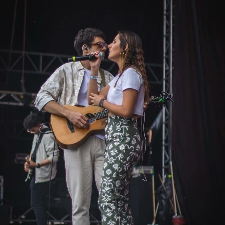 Las_Fieles's tweet photo. Holaaa! Nosotras somos las fieles, somos parte del fandom, somos de varios países y estamos tan felices por el primer año de esta maravillosa canción, les queremos a todes:)
@macaygero @MacayGeronews
Gracias por unirnos a la distancia 
#HorariosExtendidosMyG https://t.co/1Y8WFS7adJ