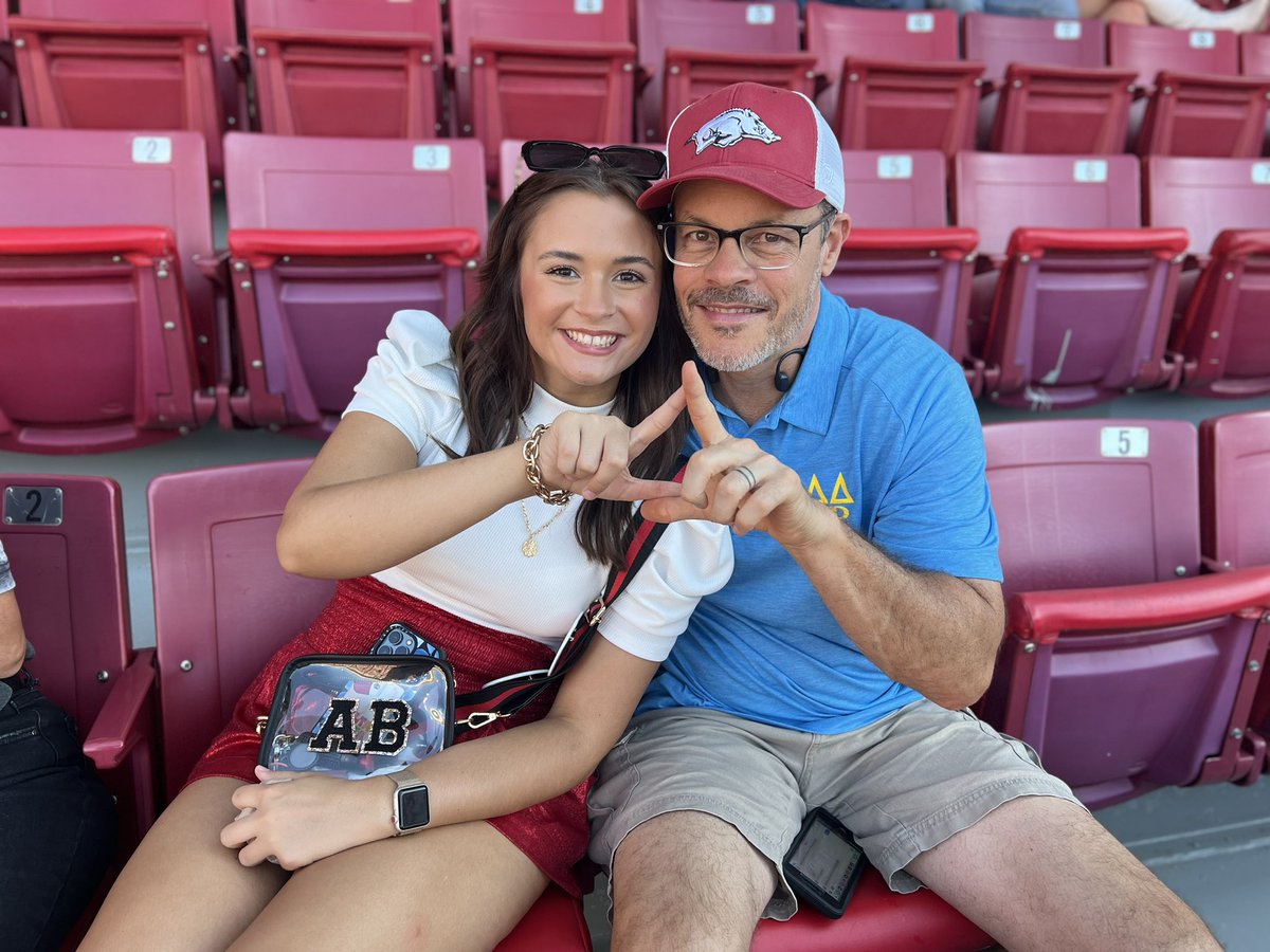 McClainSara's tweet photo. Go Hogs, Beat MSU!!  
🐗 ♥️ 😀 
#arkansasrazorbacks #uark #razorbacks #wps #gohogsgo #dadsday #trideltdad #trideltmom https://t.co/ym5TSDbUeB