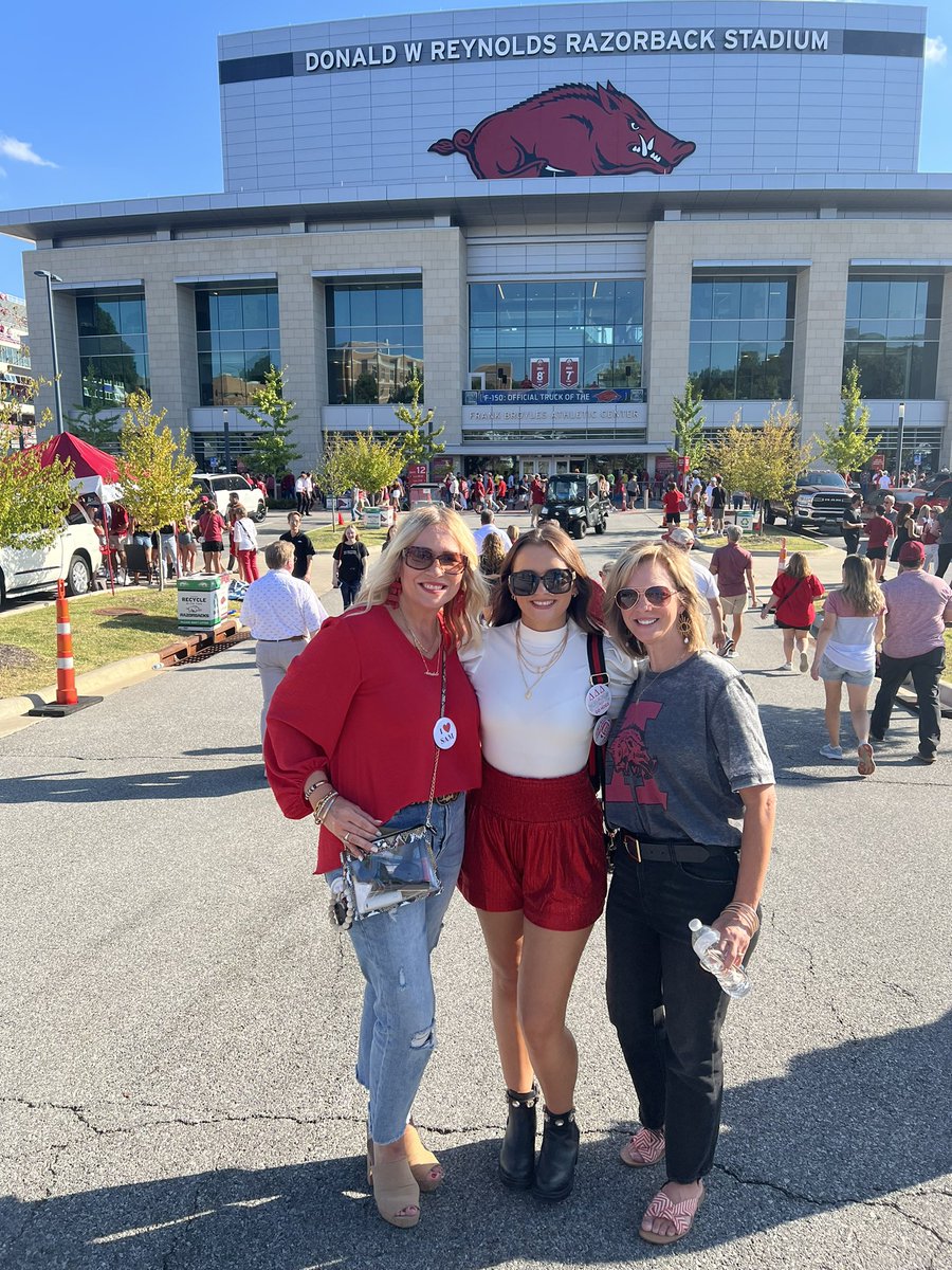 McClainSara's tweet photo. Go Hogs, Beat MSU!!  
🐗 ♥️ 😀 
#arkansasrazorbacks #uark #razorbacks #wps #gohogsgo #dadsday #trideltdad #trideltmom https://t.co/ym5TSDbUeB