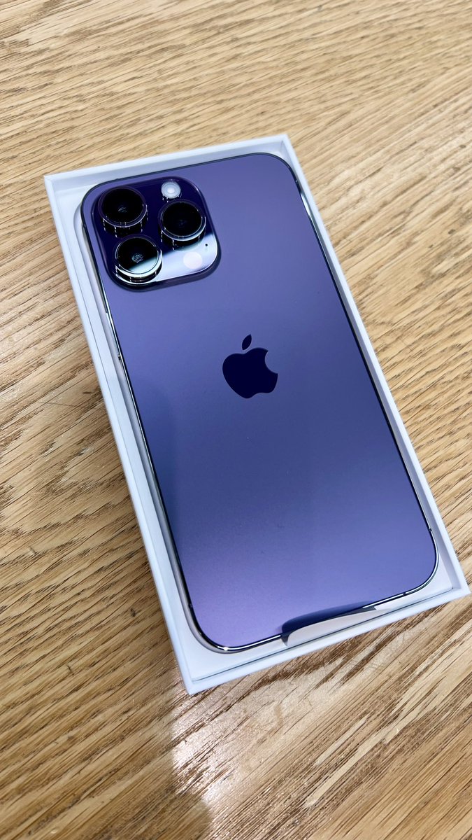 iamtomchang's tweet photo. My new iPhone 14 Pro Max and the corresponding new wallpaper ☺️💜 #apple #iPhone #iPhone14ProMax #DeepPurple #YesIshotthatwallpaperphoto https://t.co/yVOWvZ4G1W
