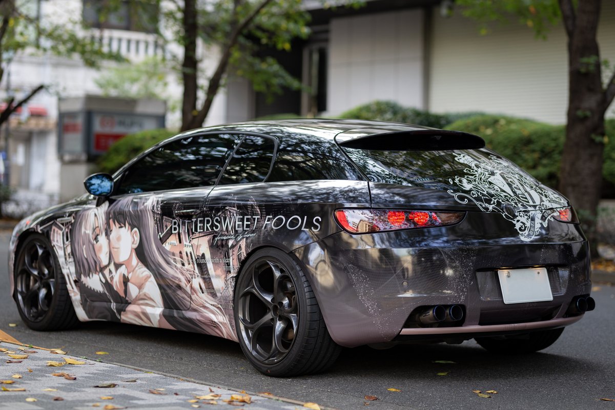 hide_gtv's tweet photo. 痛車はじめました。
初めましての方も、お久しぶりの方もよろしくお願いします。
アルファロメオ・ブレラ SkyWindow 3.2 JTS Q4
minori / BITTERSWEET FOOLS
デザイン:SectorOne(@SectorOneDesign) / Liese(@Liese_s1)
施工:SectorOne with たむぅ(@tamuu0112)
https://t.co/OrtHh26dVu https://t.co/E3pobSpNpq