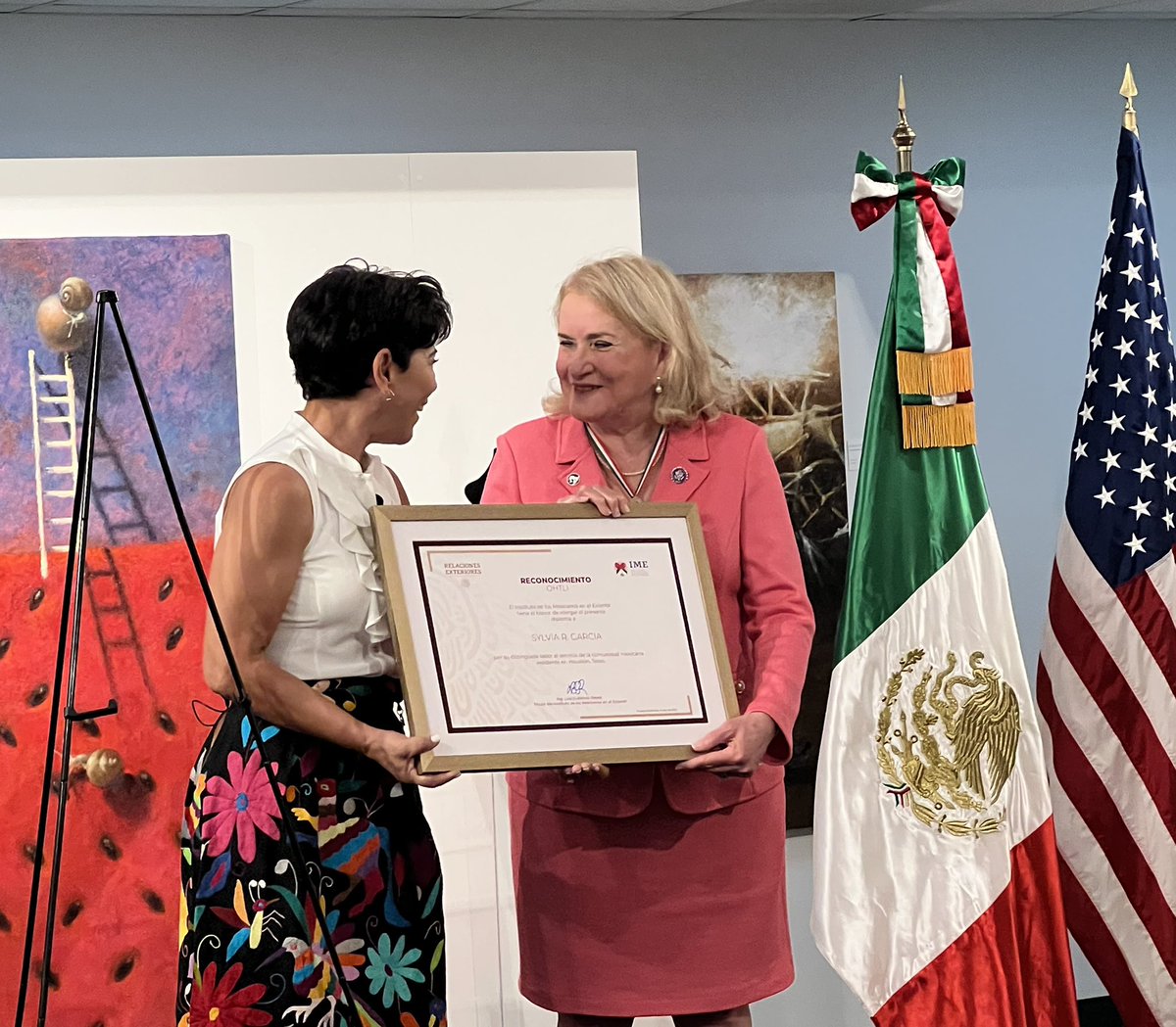 RepAlGreen's tweet photo. It was my preeminent privilege &amp; superlative pleasure to join Consul General of Mexico in Houston @AliciaKerber today in honor of #FiestasPatrias 🇲🇽. 

I also want to congratulate my colleague @RepSylviaGarcia for being honored with the Ohtli Award from México. ¡Felicidades! https://t.co/Vt5xC9WZCw