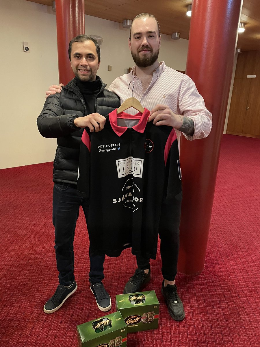 viktorijonsson's tweet photo. Stór stund hjá Pílufélagi Hvammstanga í kvöld þegar Óli útlendingur keypti match-worn Patta Gústafs treyju á 50 þúsund krónur á uppistandi Péturs Jóhanns á Hvammstanga. Lífið úti á landi! https://t.co/8r3Xcgz7XN