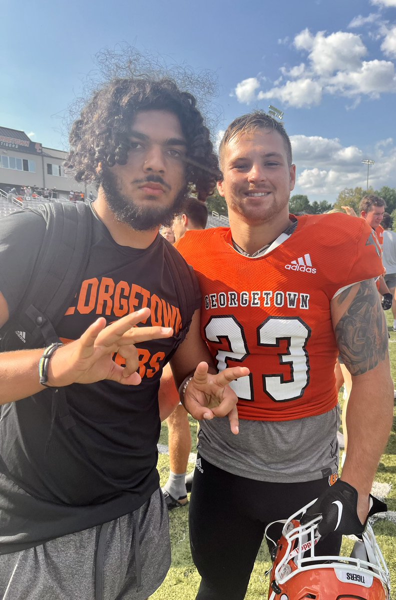 vjoliver1's tweet photo. Awesome game day visit @Gtown_Football!  Enjoyed seeing @djwhit3D @standifer23 @StarksDavon @Watkins_FB @Mark__Porter @DJRSwework @newarkurt https://t.co/uwQOayboeW