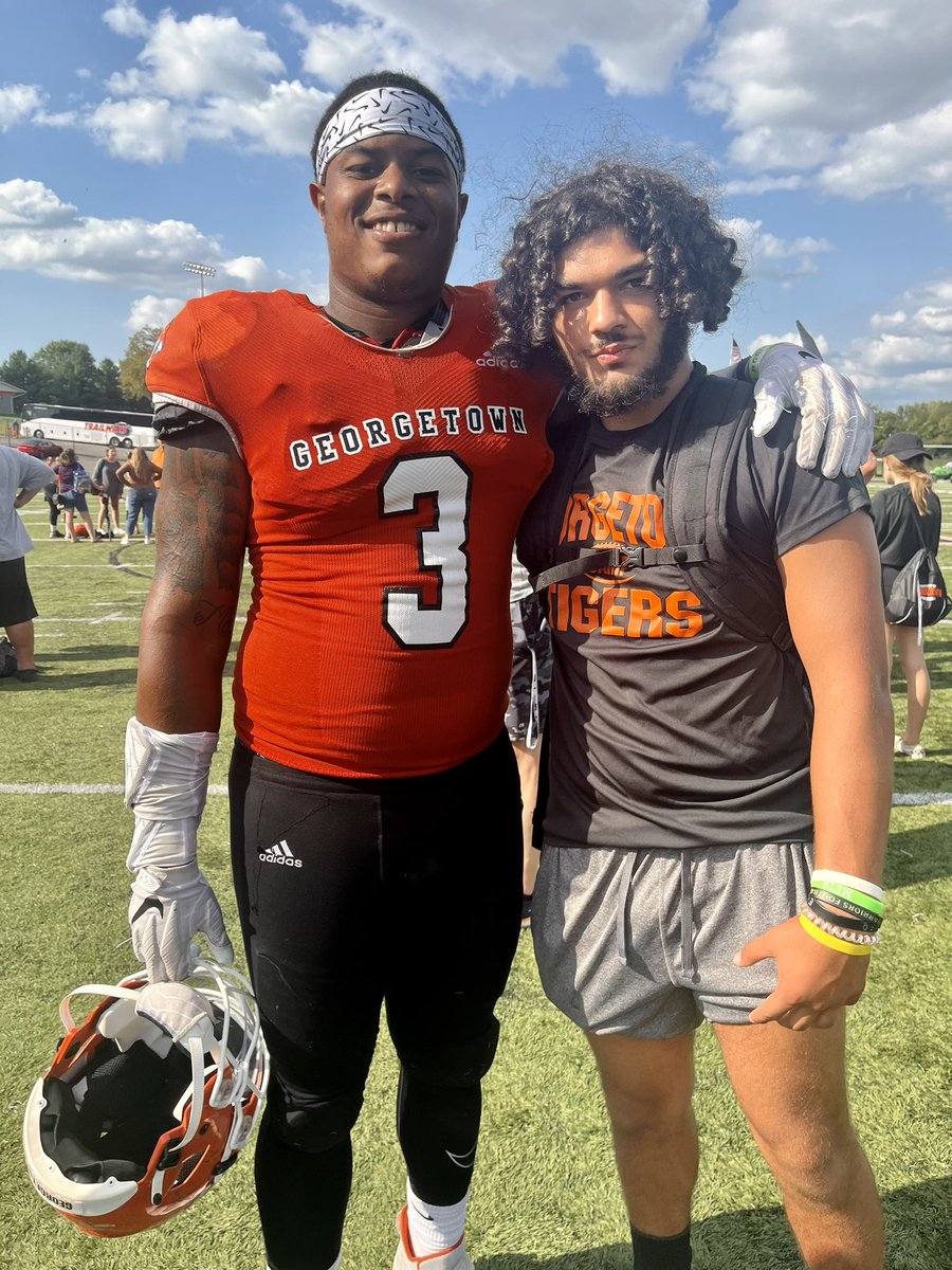 vjoliver1's tweet photo. Awesome game day visit @Gtown_Football!  Enjoyed seeing @djwhit3D @standifer23 @StarksDavon @Watkins_FB @Mark__Porter @DJRSwework @newarkurt https://t.co/uwQOayboeW