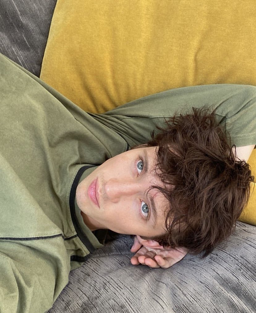 UpdatedTS's tweet photo. 📸| “Meet me in the hotel lobby”

Troye on his Instagram Story!   
© troyesivan https://t.co/TGER29sMRm