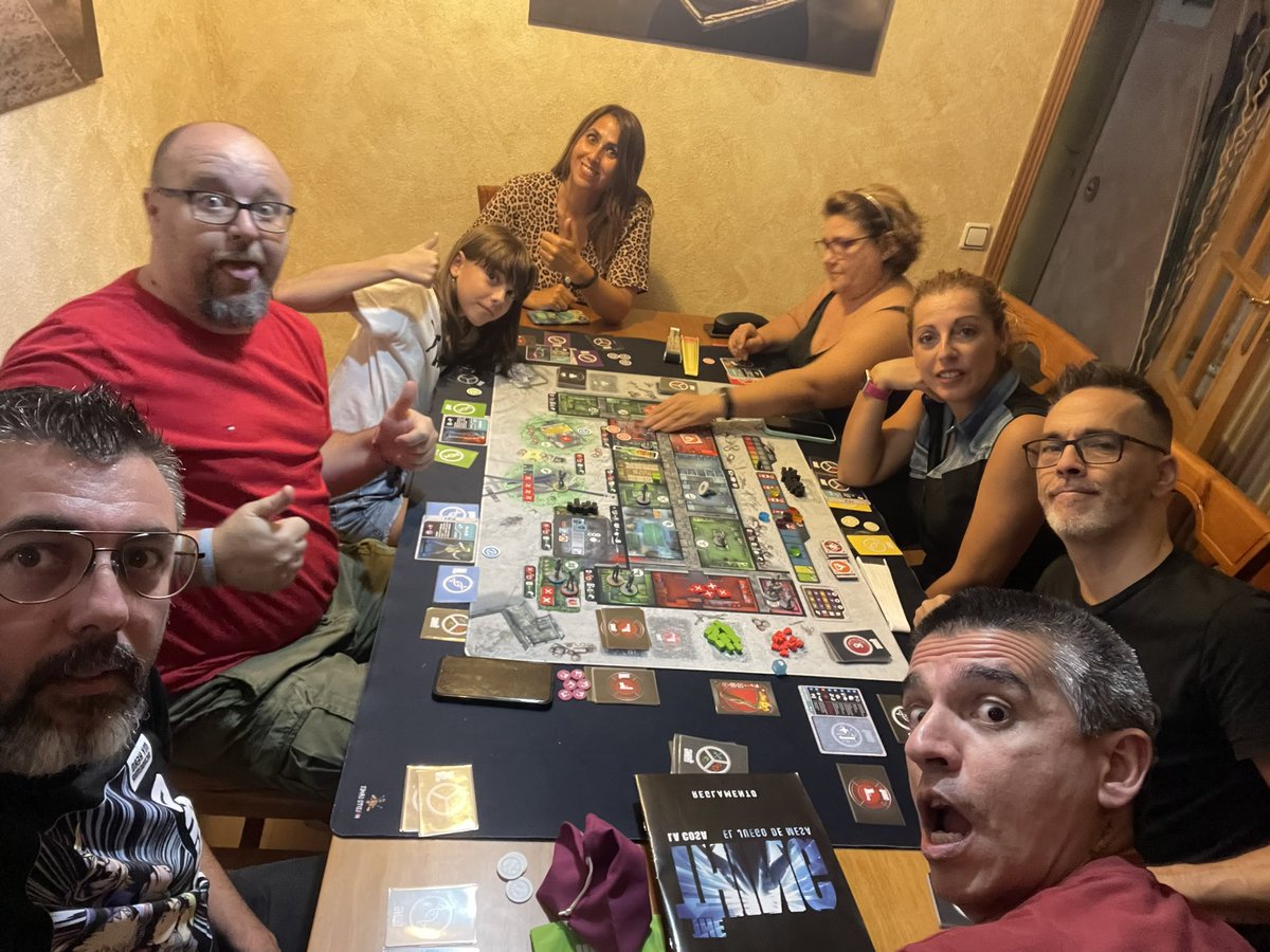 Winwly's tweet photo. Nochecita de #LaCosa de @GenXGamesSpain con @topofraile @Feyeron @cris_leyton @khattwoman, Pilita, Silvia y Daniela. Mucho bicho junto 🤣🤣🤣 https://t.co/Gjlcyv1A3r