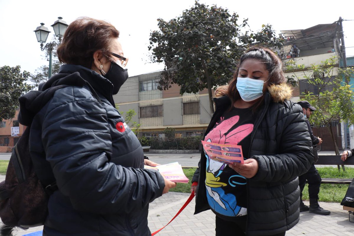 Minsa_Peru's tweet photo. El #Minsa, a través del equipo de #PROMSA y en coordinación con @SisolSalud y la @MuniRimac, realizaron acciones de sensibilización sobre la #ViruelaDelMono y #COVID19, consejería y vancán para los vecinos de la Alameda de los Bobos. https://t.co/Lc3bQkEt54