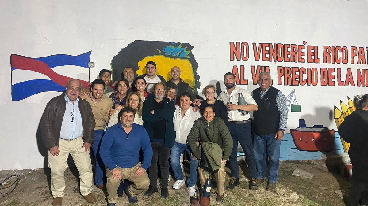 Socialistas90's tweet photo. Edilas y Ediles de todo el país junto al compañero @DanielOlesker en la ciudad de Colonia visitando la "Plaza Del Reloj".

#GobiernosDepartamentales
#EdilasYEdiles
#Colonia
#PlazaDelReloj
#PartidoSocialistaDeUruguay
🟢🔴🔵⚪ https://t.co/bk4oi1budD
