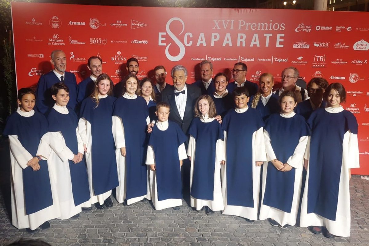 Un honor para el arranque de la temporada de la Escolanía Domus Carmina contar con la presencia del padrino de honor de la gala. Gracias a Plácido Domingo, a los XVI Premios Escaparate y a <a href="/niebladeltoro/">Mario Niebla del Toro</a> <a href="/escaparaterevis/">Revista Escaparate</a> por su confianza #Sevilla #SevillaHoy <a href="/PlacidoDomingo/">Placido Domingo</a>