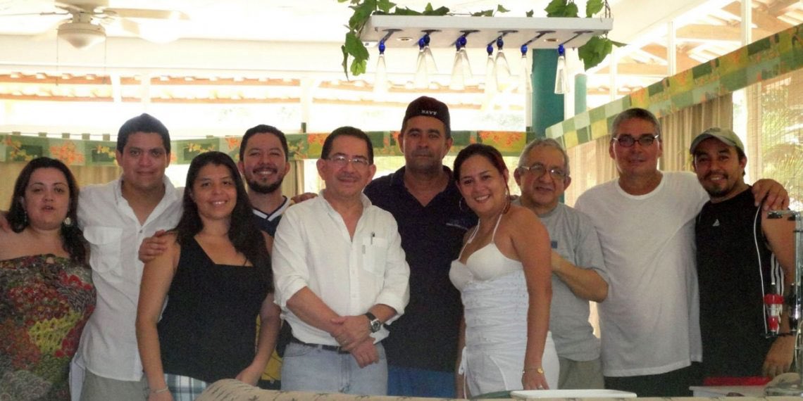 mensajaro's tweet photo. Ruth López y su esposo recibieron más de $11,000 en viáticos en TSE entre 2011 y 2013

Ambos se han desempeñado en cargos en el TSE desde 2009; ella incluso como asesora de corrupto @EugenioChicas, del FMLN. Además, recursos del Estado se usaron también para pagarle un diplomado. https://t.co/IXNow83HlX