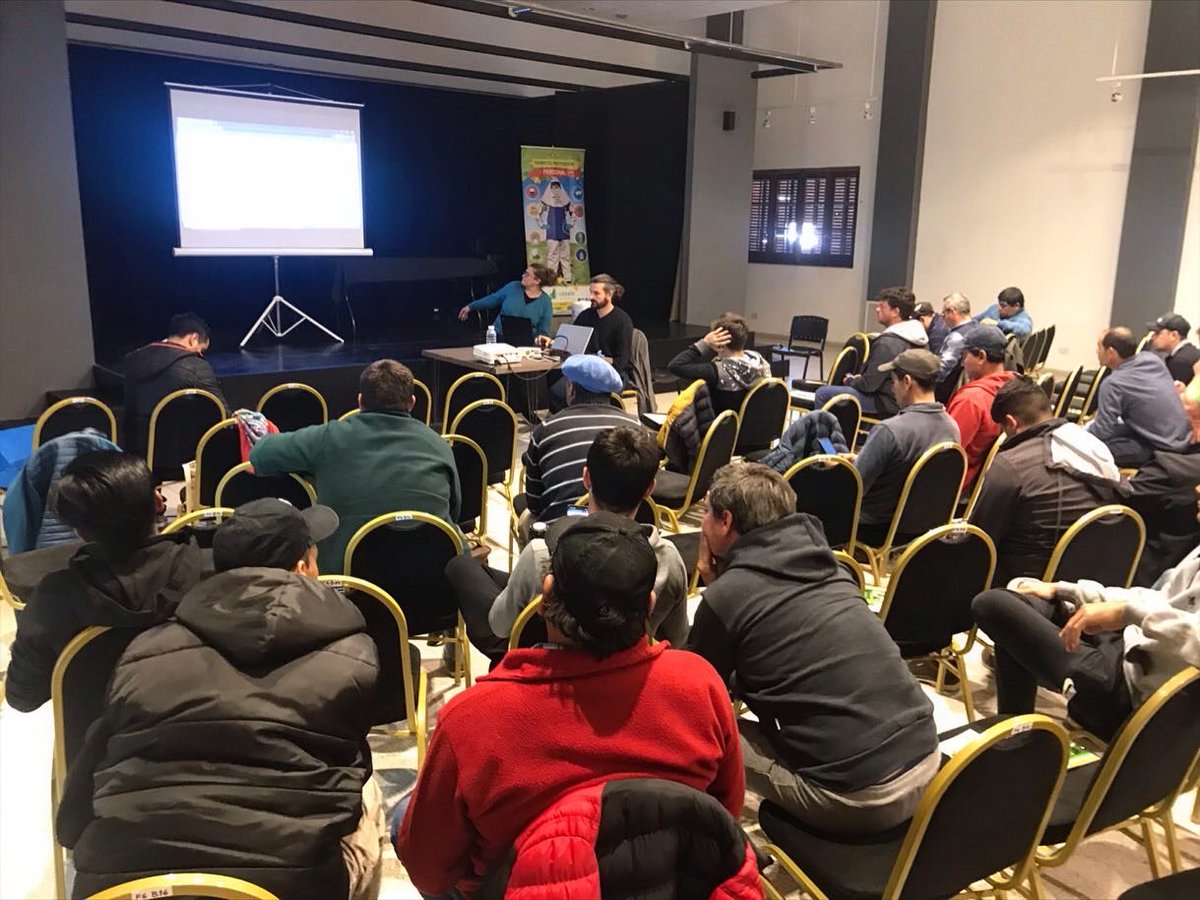 patucomendez's tweet photo. #Capacitaciones para Aplicadores de #Fitosanitarios, tanto #CursoInicial, como #CursoDeActualizacion, junto con
@MDeProduccionLP y
@TwitCASAFE 
#BPA
#UsoRespondableDeFitosanitarios 
#LaSelfieDePatuco
#LonquimayLaPampa https://t.co/AMA7TQJKWZ