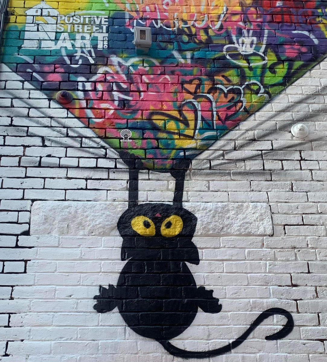 PoStreetArt's tweet photo. We had to take a moment to Scratch the Saturday-itch today...
That cat-scratch fever has us spraying at Cat-Alley in Manchester, NH!
#hairballs #cats #urbanart #meow #crazycat #catalley #streetart #artists #spraypaint #murals #minimural #positiveart #PSA https://t.co/HLXAJFUSW1