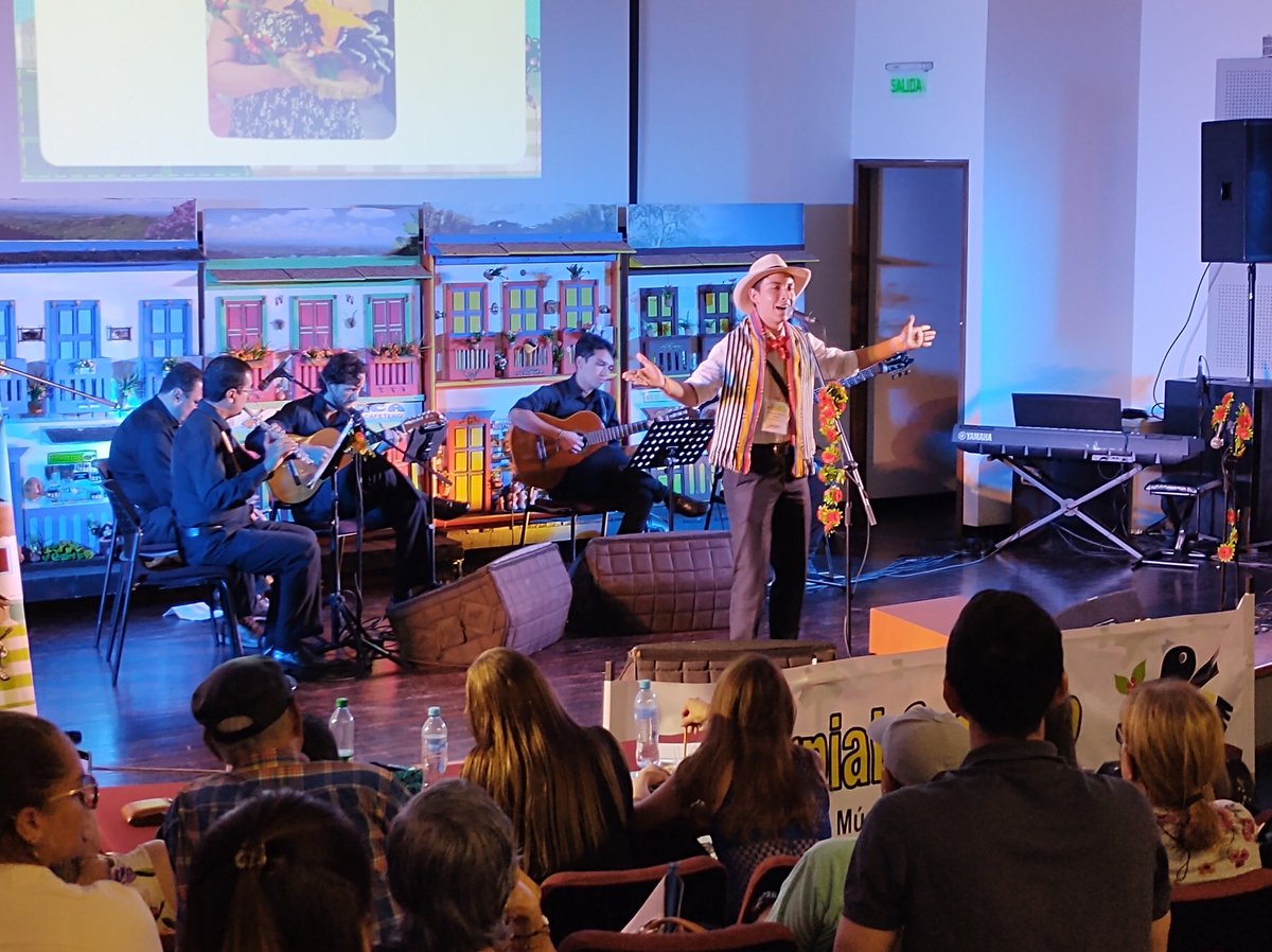 ArmandoQuindio's tweet photo. Desbordante talento juvenil en la Version N. 7 de "El Turpial Cafetero"  en el auditorio de la @Uniquindio.
Extraordinario escuchar nuevas voces interpretando bambucos y guabinas. #musica @mincultura @Camara_Armenia #Armenia #Quindío @urioros1 https://t.co/k5IFhcV87X