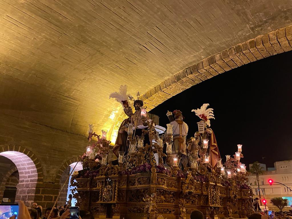 Cruza las Puertas de Tierra <a href="/DespojadoCadiz/">Hdad. Salesiana - Despojado Cádiz</a> #MagnaCadiz