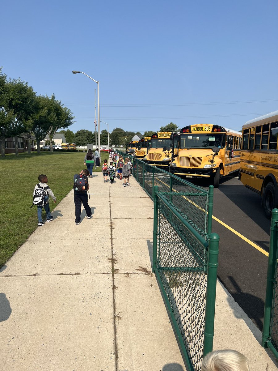annalisa_rodano's tweet photo. Bragging @180Brags @HTWPSchoolsNJ on our Group Two-ers at bus dismissal @ashley_e_mack and @htsreimagine @ColleenIlli for hanging in there until the last of the 770 littles are safely ready to head home #magnifykindness #hts4kids #explorerstrong https://t.co/SugsQKuEYa