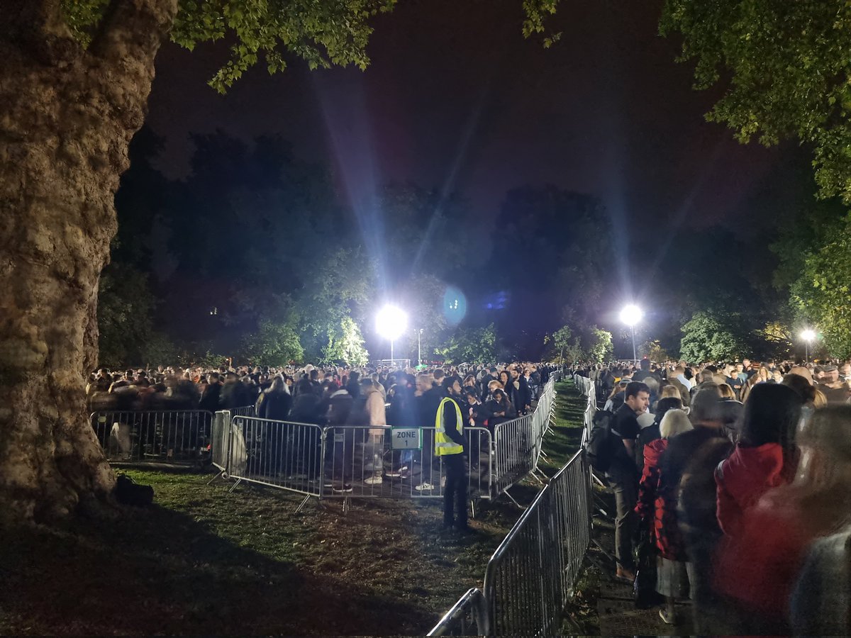 henryed07's tweet image. An hour in and still in Southwark park. #lyinginstatequeue