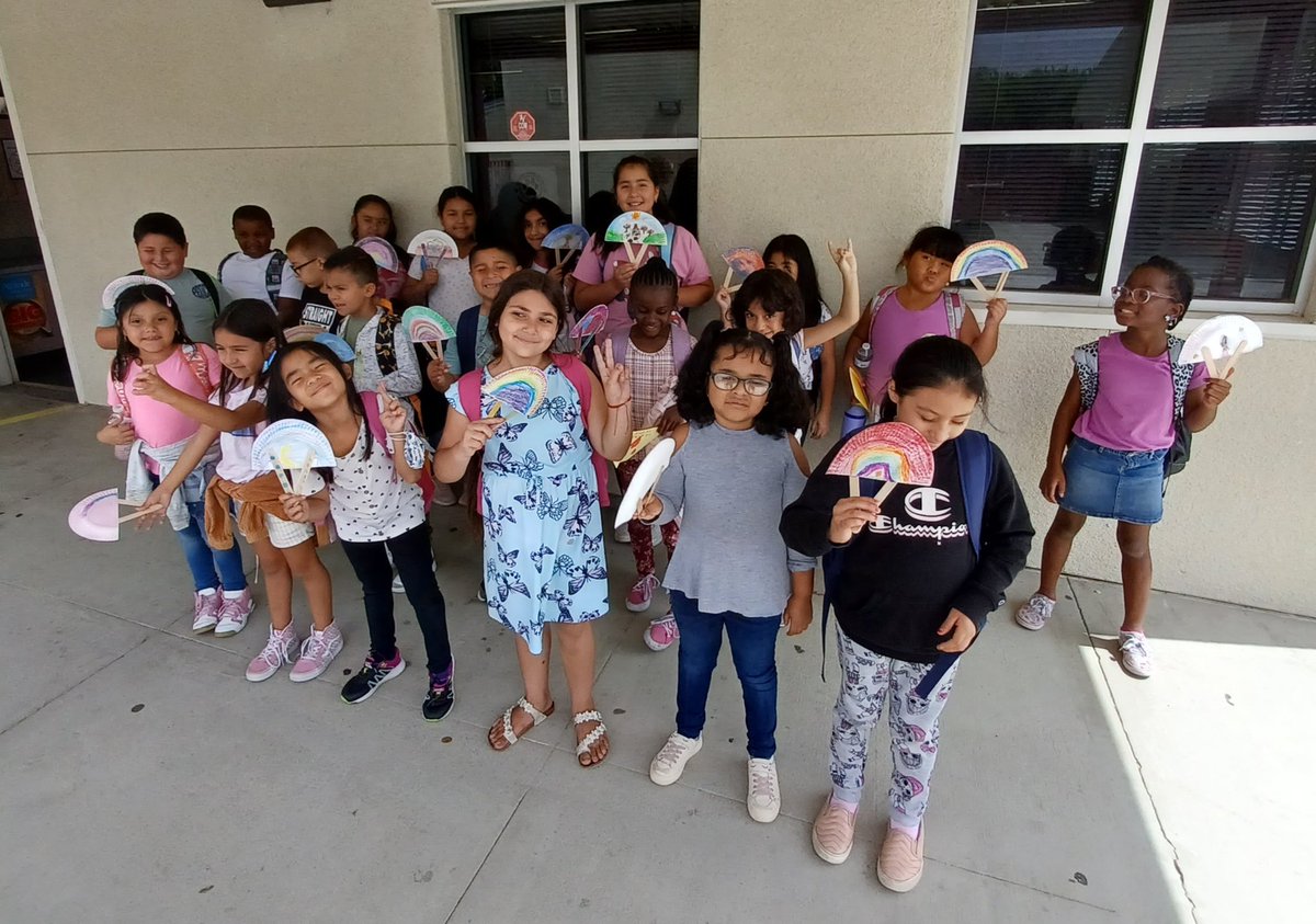 Saturday School at the Ranch, Ss sharing their art projects! 🎨🖌Thank you, Mrs. Medina💕🐾💕🐾💕🐾 #Coltonjusd @cjusd