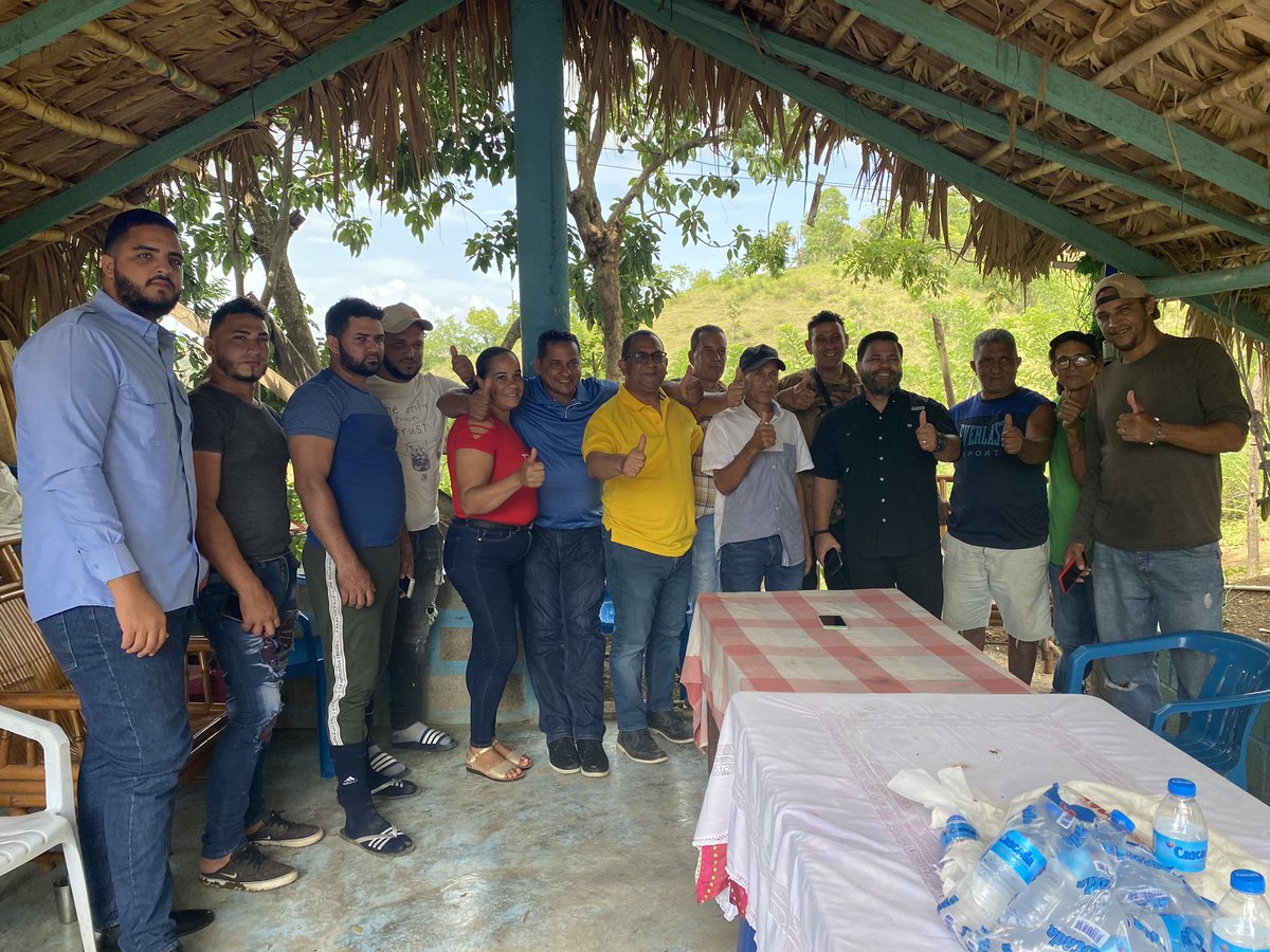 DrFranciscoDiaz's tweet photo. Compartiendo un rato agradable con grandes compañeros del Caimito. En este día estuvimos acompañado por el amigo y colega diputado @leitoaguilera .
#EstamosCambiando #Caimito #Janico #SiempreConLaGente https://t.co/3AWel0uSan
