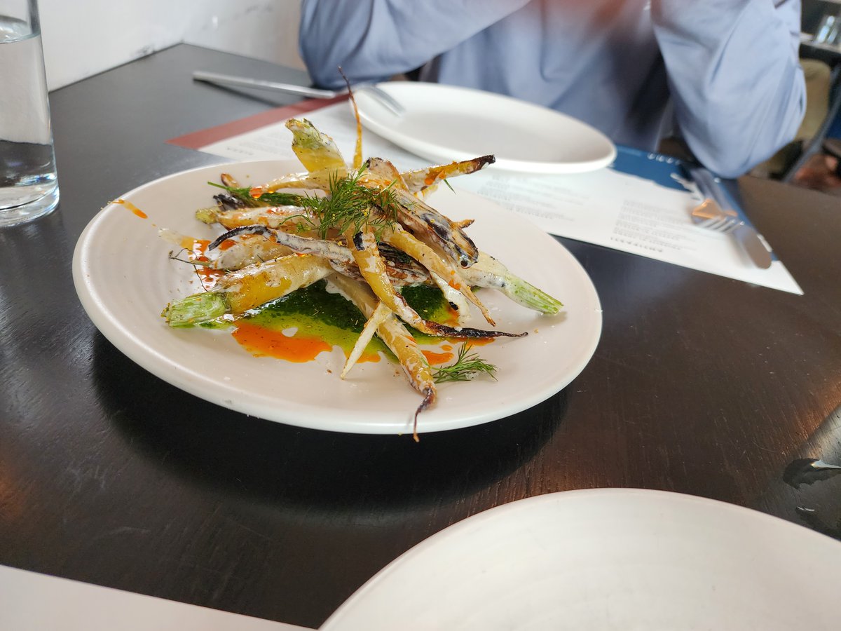 justfara's tweet photo. Lunch @ #Pizzana new #ShermanOaks location Just as great as original Roasted Carrot appetizer with a Dill pesto & chili oil & #Divola #Pizza with spicy salami njuda walnut romesco, charred shallot & honey
By the time I had the ooey gooey chocolate cake, took part home! https://t.co/ttuAplWhuM