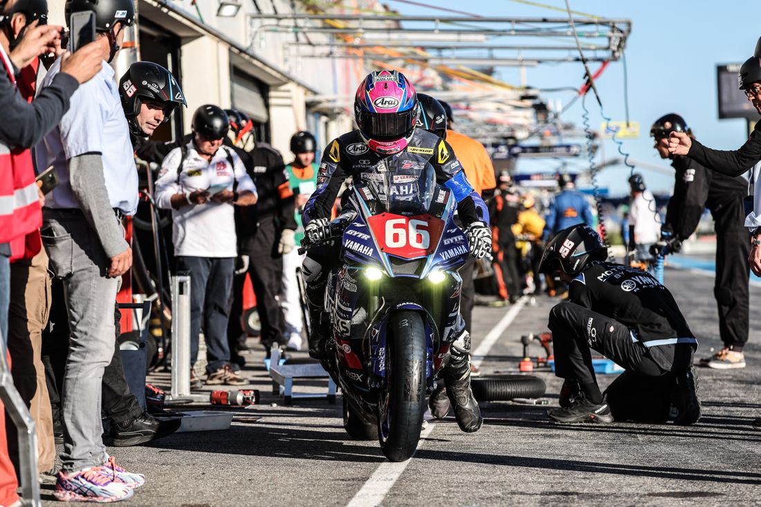 AUTOSPORT_web's tweet photo. ヨシムラ、BMW、YARTヤマハがリタイア。首位はERCドゥカティ。SSTトップはOG SARAZIN/2022EWC第4戦ボルドール24時間 8時間経過後
https://t.co/g3HPjWmvvQ #EWC #FIMEWC #FIMEndurance #BolDor #66OG https://t.co/KoXUH84UwI