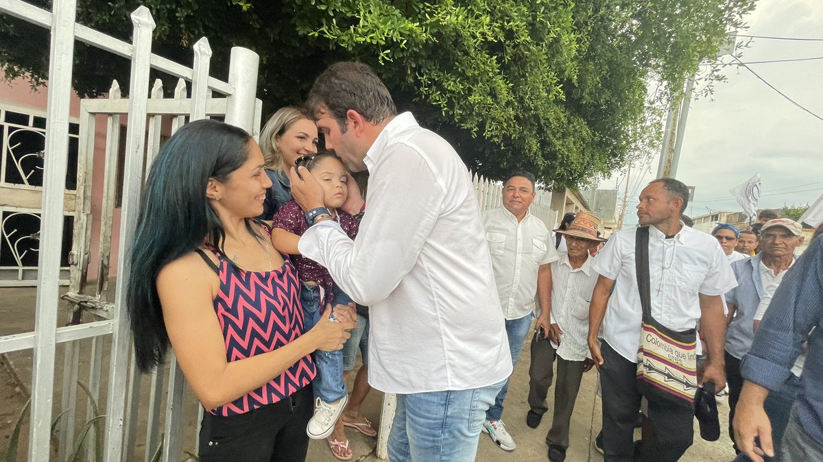 prospericarlos's tweet photo. Desde Santa Rita en nuestro Edo. Zulia caminamos junto a nuestro Alcalde @alenisguerrero, comprometidos con nuestro pueblo, agradecidos con Dios y con todos los que aún creen en Venezuela apostándole a la democracia. #UnidosXVenezuela
#ADVaConProsperi https://t.co/VlC8BfC3Sa
